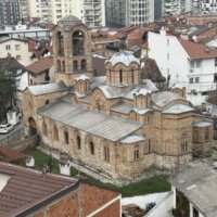 プリズレン時計塔から見えるリェヴィシャの生神女教会