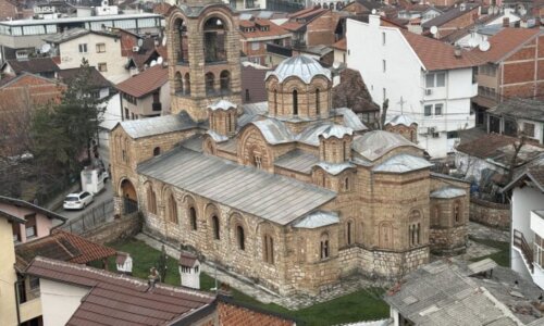 プリズレン時計塔から見えるリェヴィシャの生神女教会