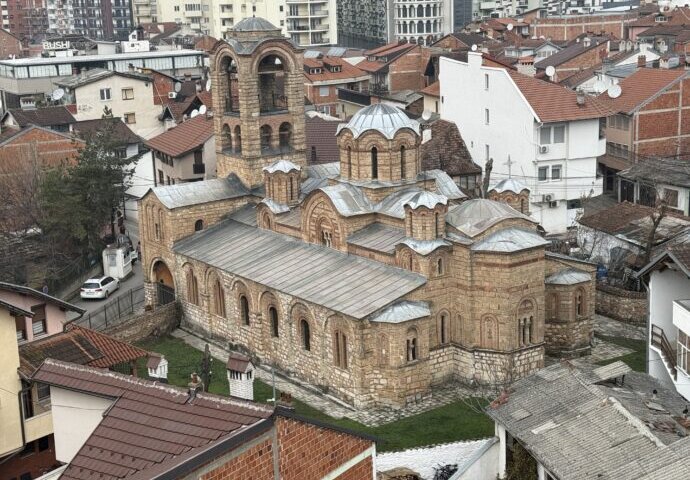 プリズレン時計塔から見えるリェヴィシャの生神女教会