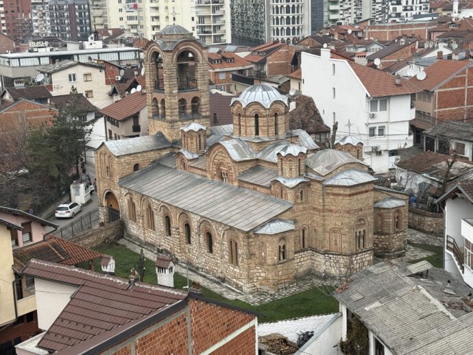 プリズレン時計塔から見えるリェヴィシャの生神女教会