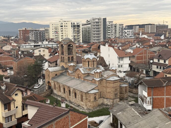 プリズレン時計塔から見えるリェヴィシャの生神女教会