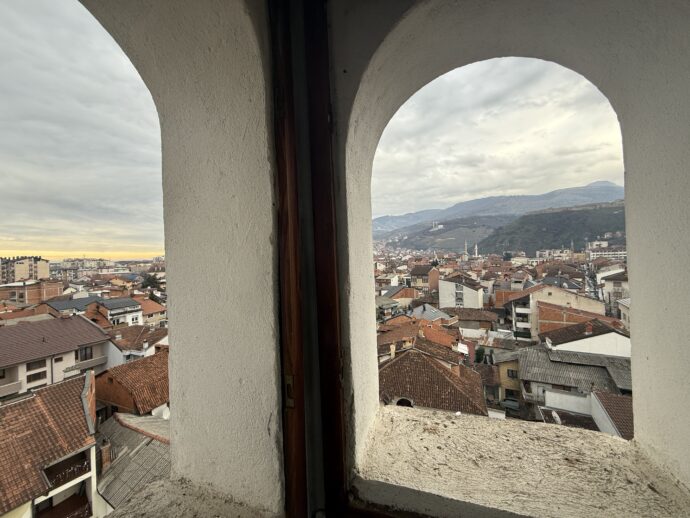 ガラス窓から見えるプリズレンの街