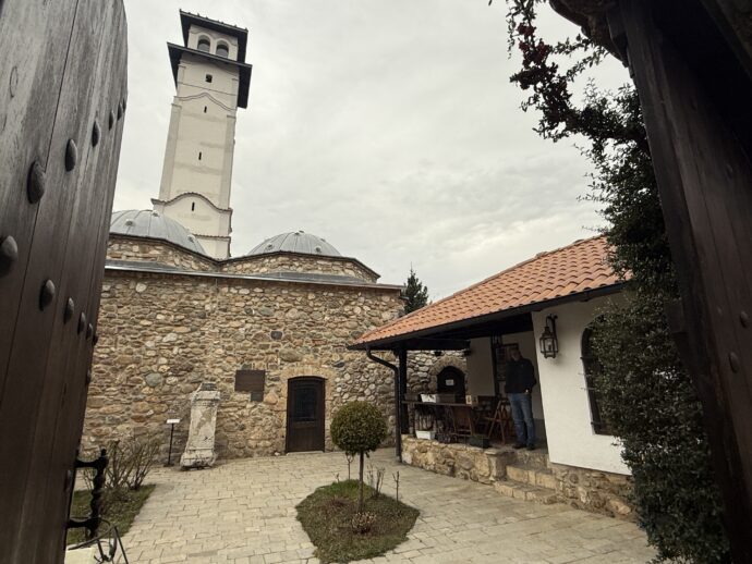 プリズレン地域考古学博物館の中庭