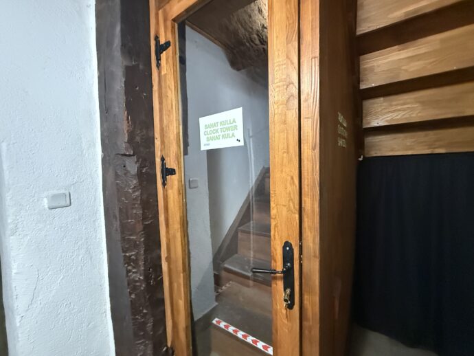 塔への階段室の扉