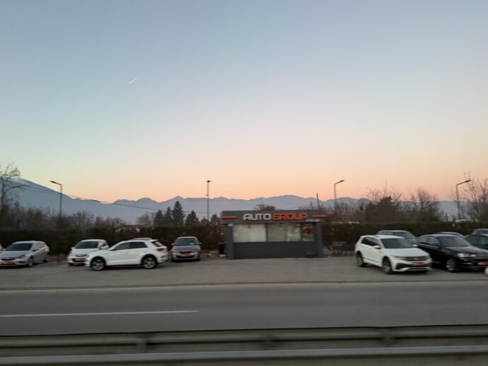 バス車内から見える夕暮れの景色