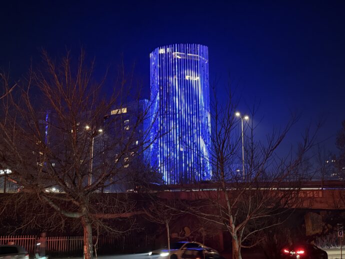 青くライトアップされたビル