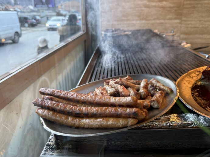軒先で焼かれた肉