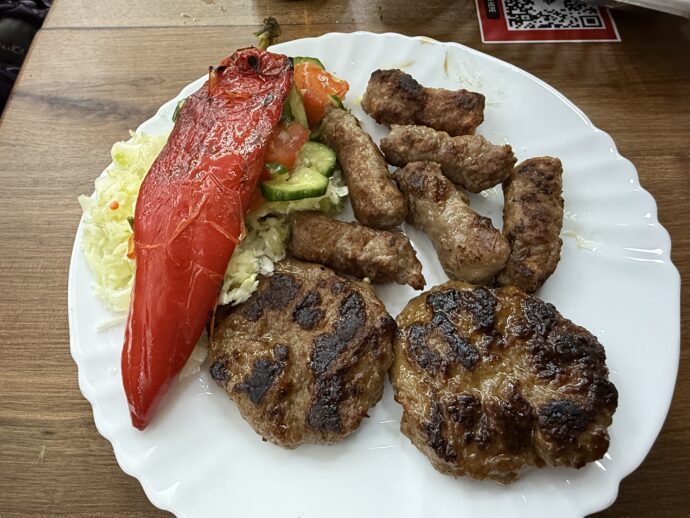 コフタ €×2 ケバブ €×6 ペッパー・サラダ・パン