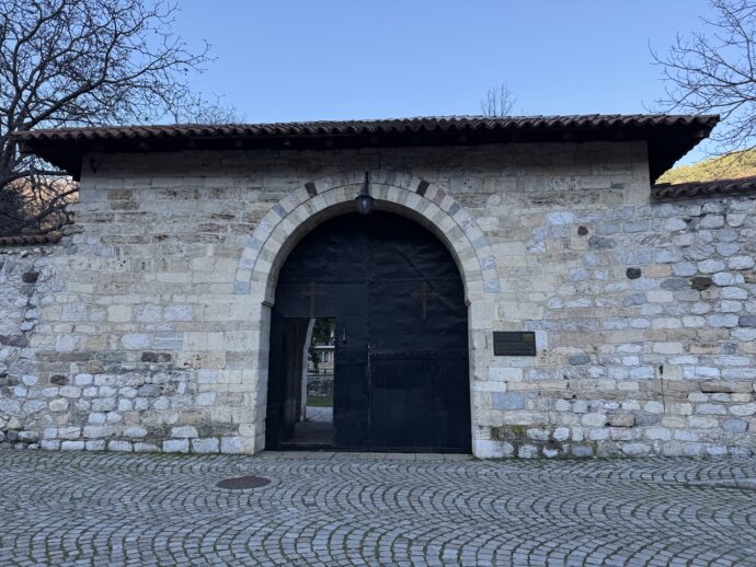 ペーチ総主教修道院の塀と入り口