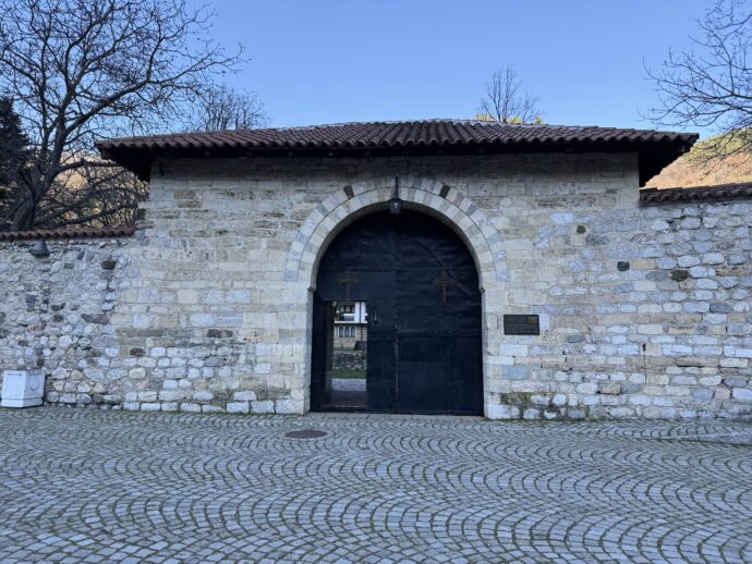 ペーチ総主教修道院への黒い門