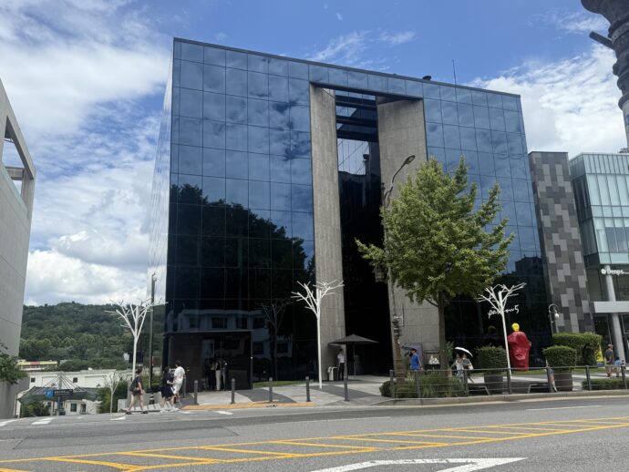 前面ガラスの建物