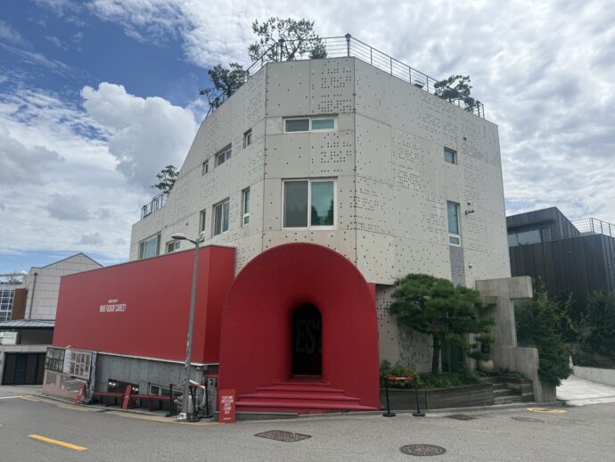 赤い入り口のビル