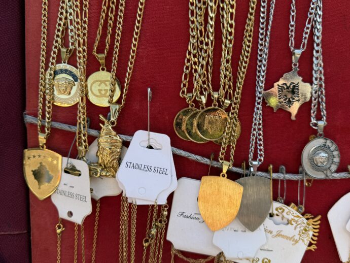 アルバニア国旗のネックレス