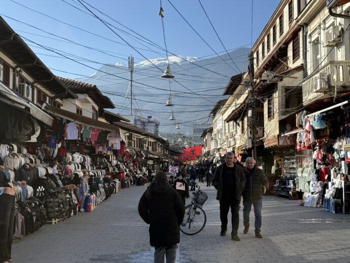 商店街を歩く人