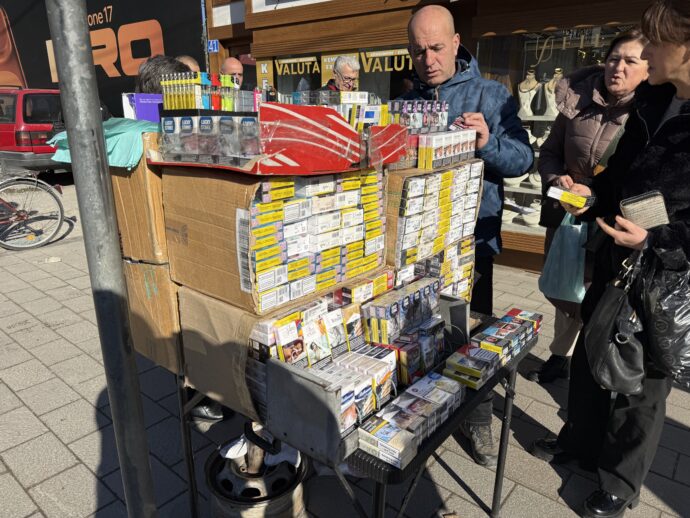 リヤカーでタバコ販売