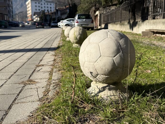 サッカーボールのモニュメント