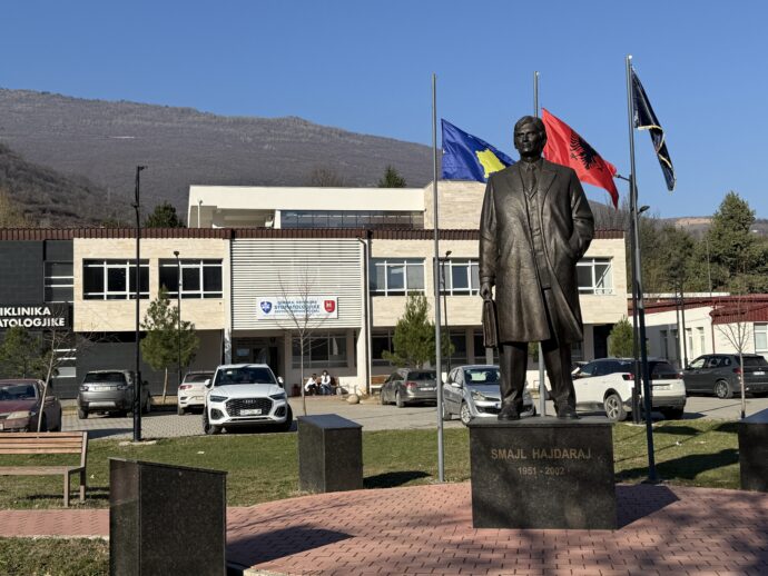 研究施設と銅像