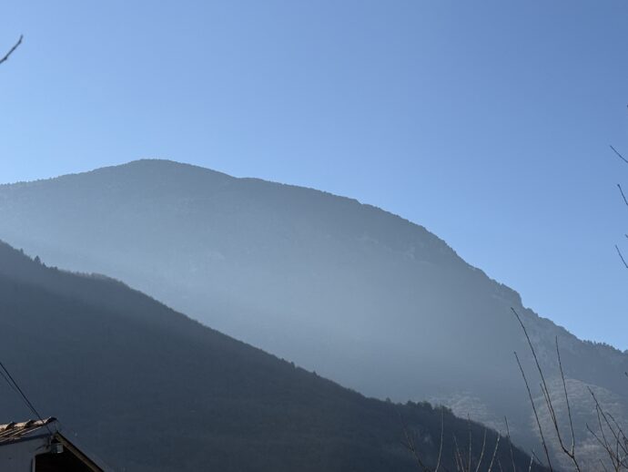 山間から出てくる光のモヤ