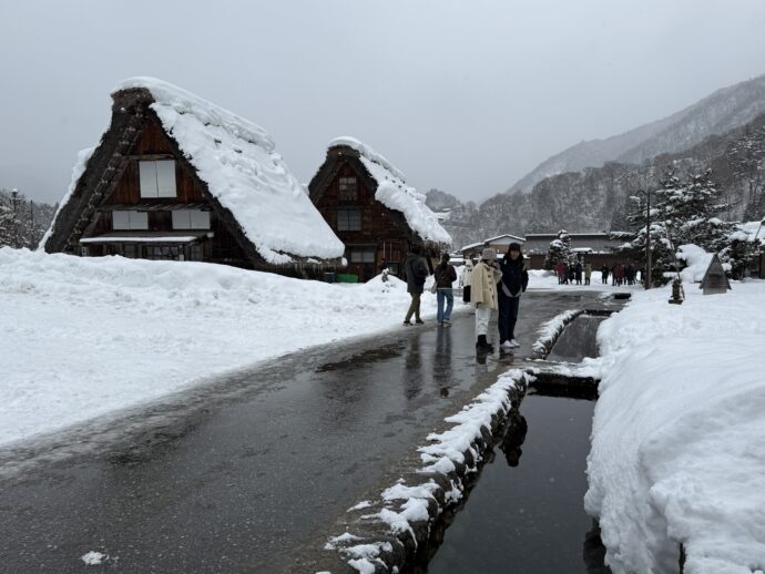 歩いて展望台へ