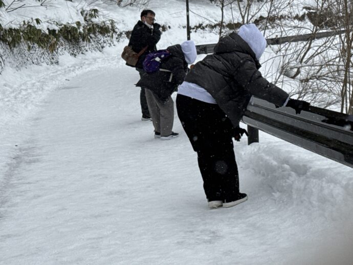 ガードレールをつかむ人