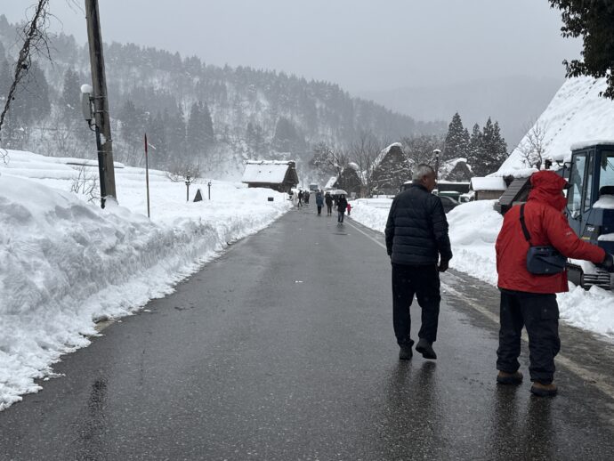白川郷の舗装路