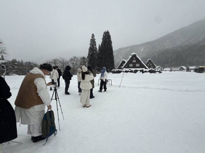 写真撮影に並ぶ人