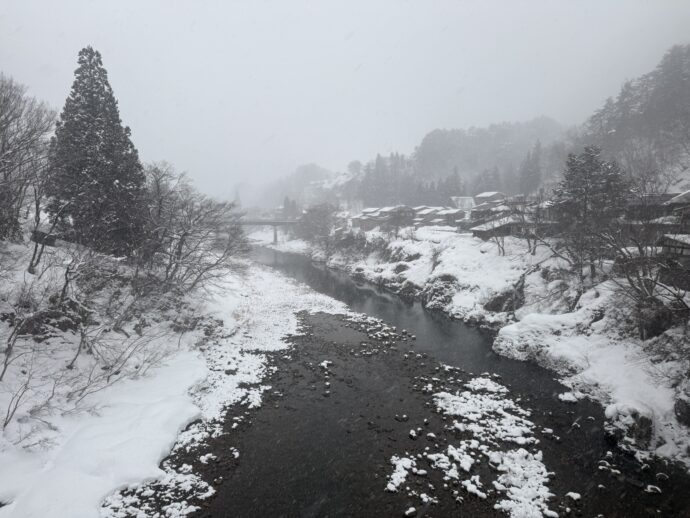 吹雪く白川郷