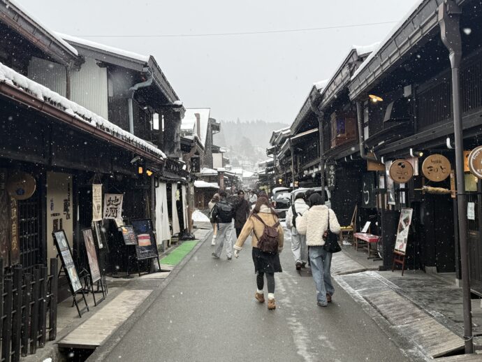 三町筋を歩く観光客