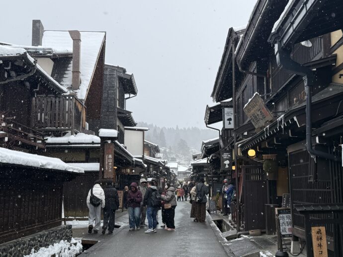 三町筋を歩く観光客