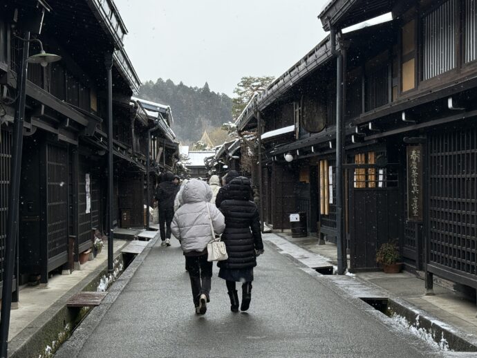 三町筋を歩く観光客
