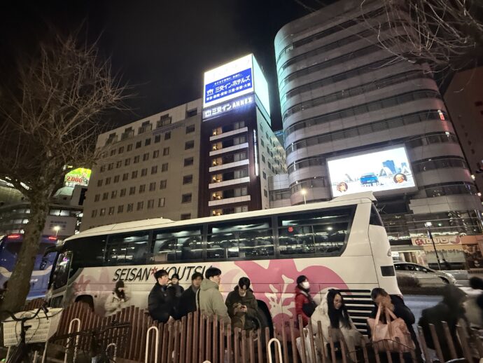 名古屋駅に到着したバス