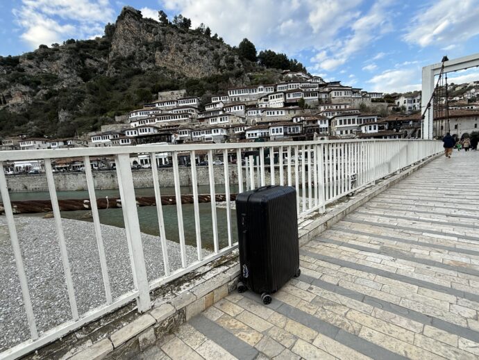 橋の上のスーツケース