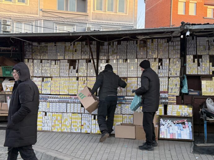 開店準備中のタバコ店