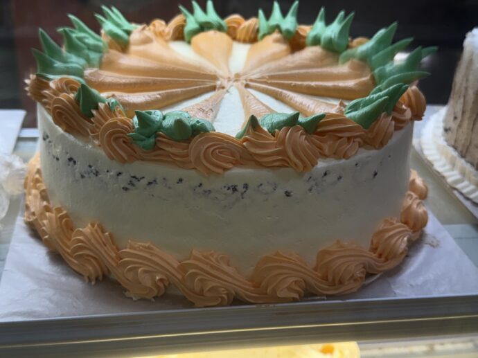 キャロットケーキのホールケーキ