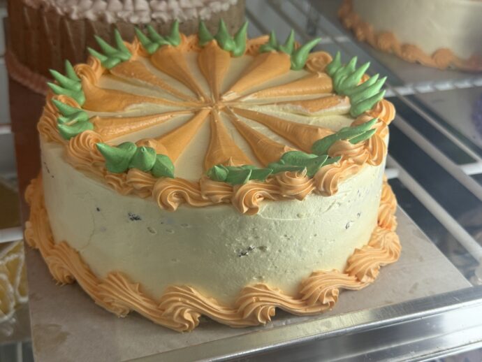 キャロットケーキのホールケーキ