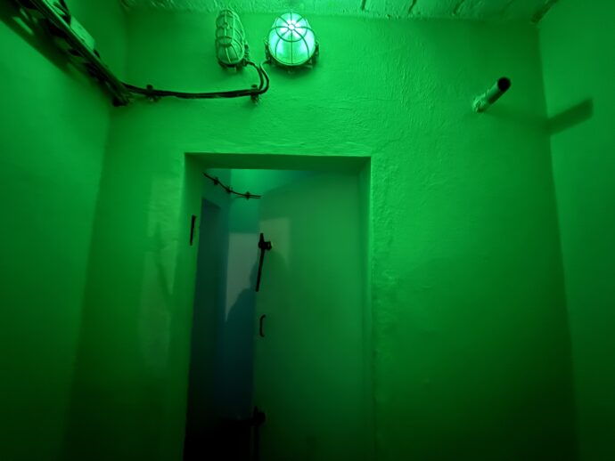 緑色のライトの部屋