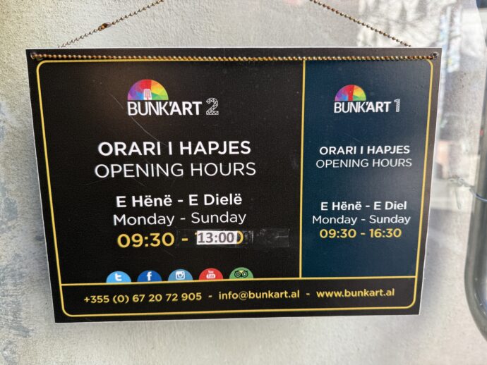 営業時間の看板