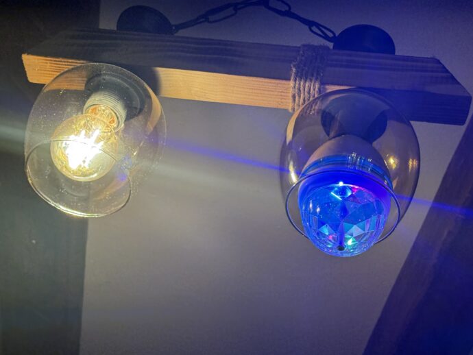 上部で光っていったライト