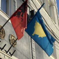 アルバニアとコソボの国旗