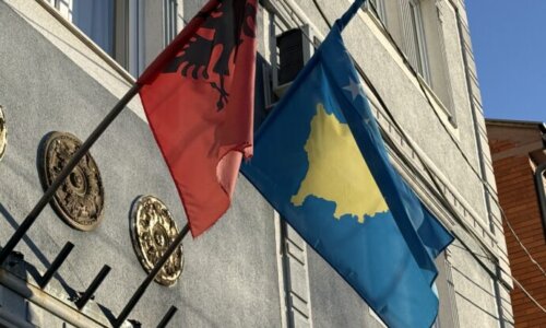 アルバニアとコソボの国旗