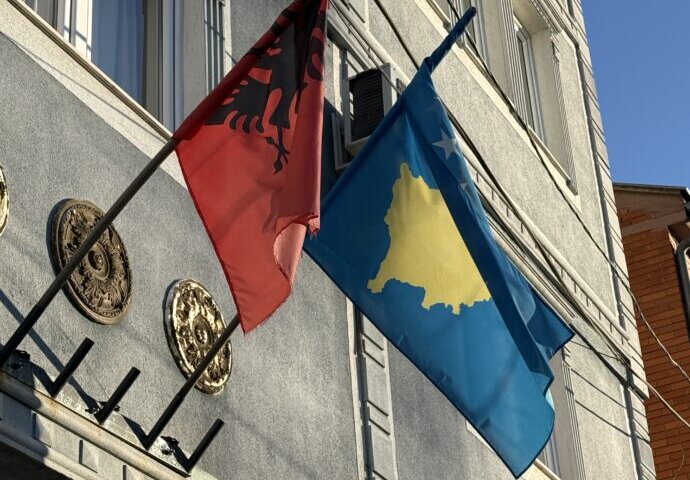 アルバニアとコソボの国旗