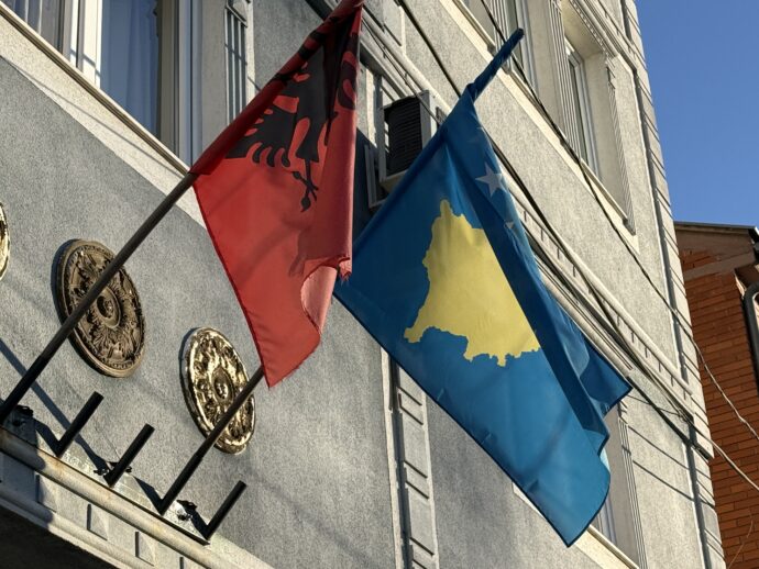 アルバニアとコソボの国旗