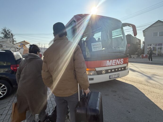 プリシュティナ行きバスに乗る男性