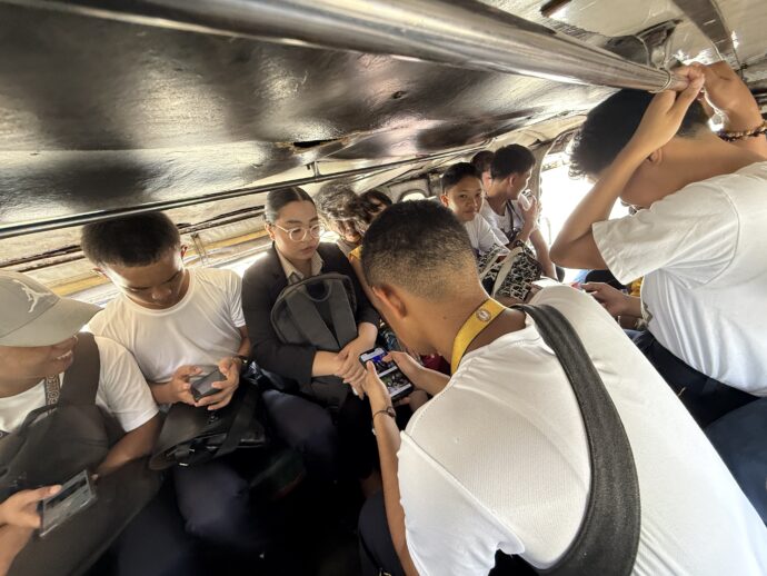 男子学生たちで混雑