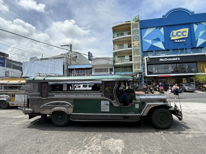 タバコに到着したジプニー