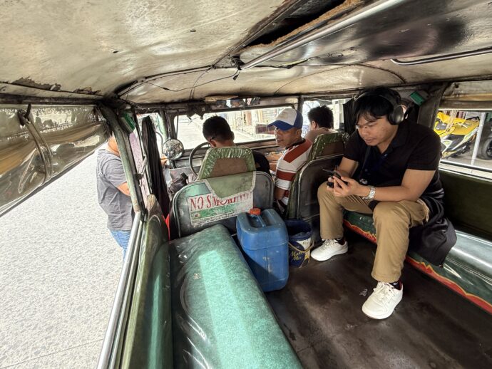ジプニーの車内