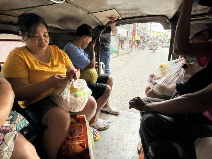 ジプニーの車内