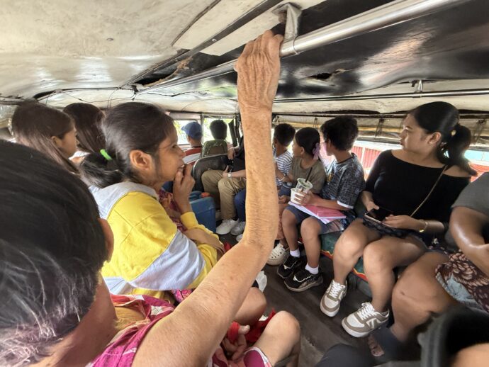 ジプニーの車内