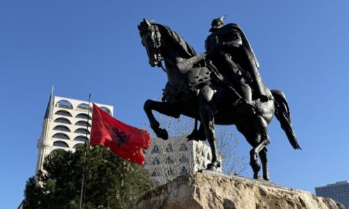 スカンデルベグ騎馬像