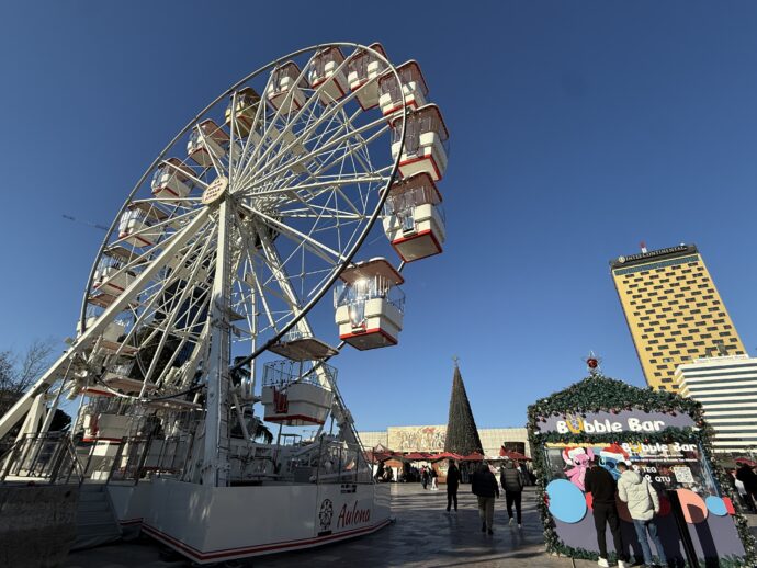 スカンデルベグ広場の観覧車